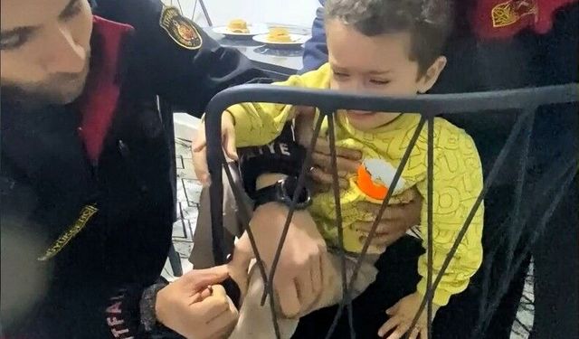 Osmaniye'de itfaiyeci baba, oğlunu sıkıştığı sandalyeden kurtardı