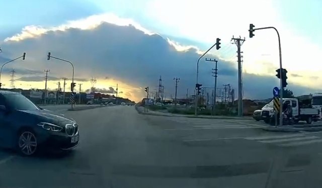 Osmaniye'de kırmızı ışık ihlali kazaya davetiye çıkardı: O anlar kamerada