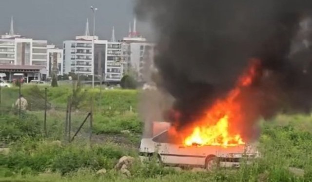 Osmaniye'de otomobil alev alev yandı