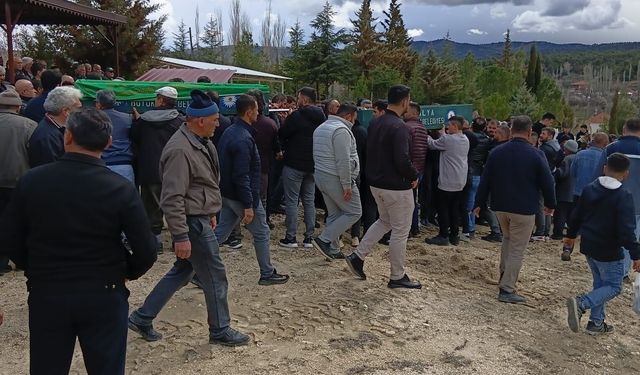 Otomobil ağaca çarptı: 2 ölü, 2 yaralı (3)