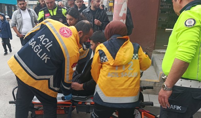 Otomobille çarpışan motosiklet sürücüsü yaralandı