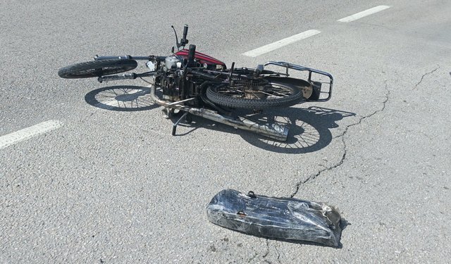 Otomobille çarpışan motosikletteki 2 kişi yaralandı