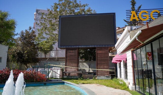 Parktaki LED ekranın ayağında erkek cesedi bulundu