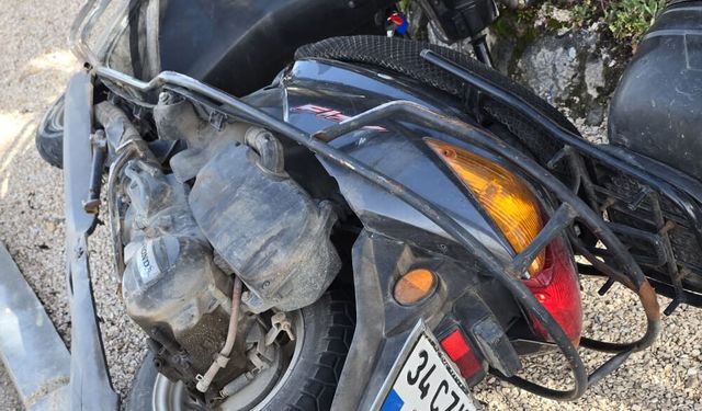 Refüje çarpan motosikletli yaralandı