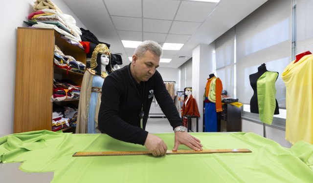 Şehir Tiyatrosu'nda kostümler usta ellerde hayat buluyor