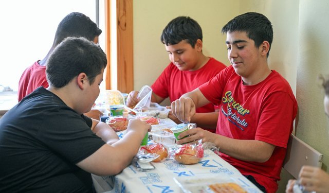 Silifke aşhanesi hem ihtiyaç sahiplerine hem öğrencilere ulaşıyor