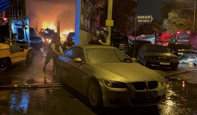 Tamirhanede yangın; 5 araç yandı