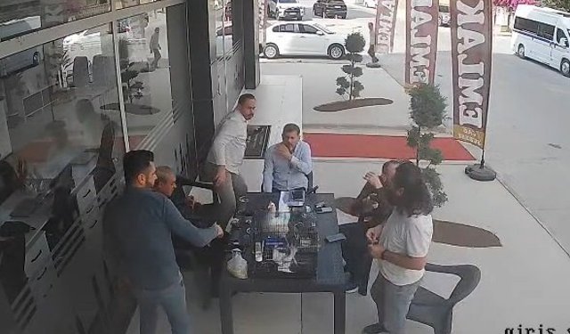 Tarsus'ta tavuk uçarak masa kondu, çevresindekiler panik yaşadı