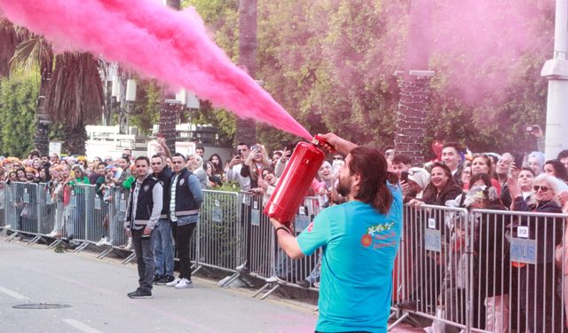 Uluslararası Adana Portakal Çiçeği Karnavalı'nın korteji, renkli görüntülere sahne oldu / Ek fotoğraflar
