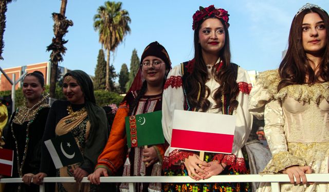 Uluslararası Adana Portakal Çiçeği Karnavalı'nın korteji, renkli görüntülere sahne oldu