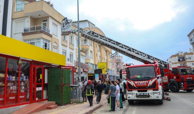 Yangında dumandan etkilenip, apartta mahsur kalanları itfaiye kurtardı
