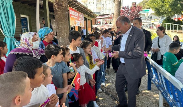 Yumurtalık'ta çocuklar için renkli kutlama