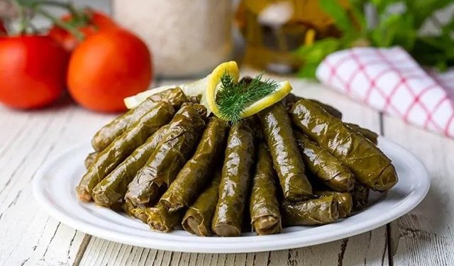 Osmanlı’dan Günümüze Uzanan İstanbul Usulü Zeytinyağlı Sarma Tarifi, Kuş Üzümü ve Fıstıkla Efsane Lezzet