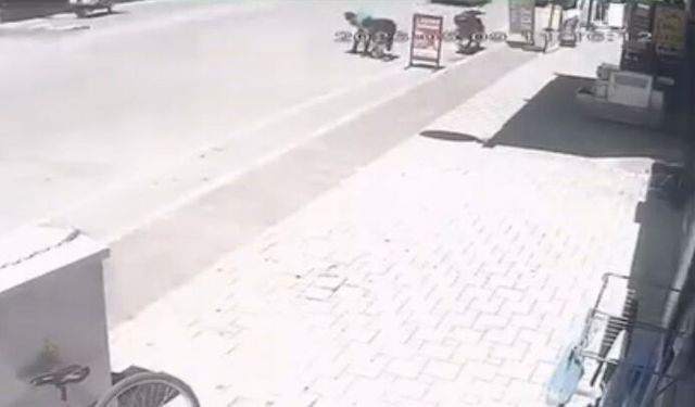 2 yaşındaki çocuğu, sokak ortasında tekmeledi