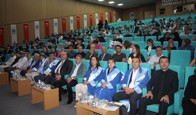 70 yaşında üniversiteden mezun oldu belgesini profesör oğlu verdi