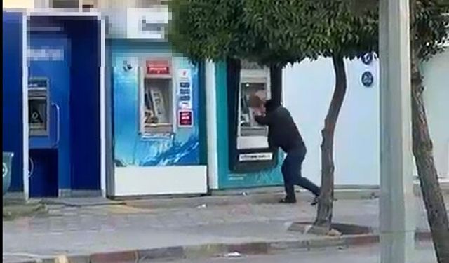 Adana'da ATM'ye taşlı saldırı kamerada