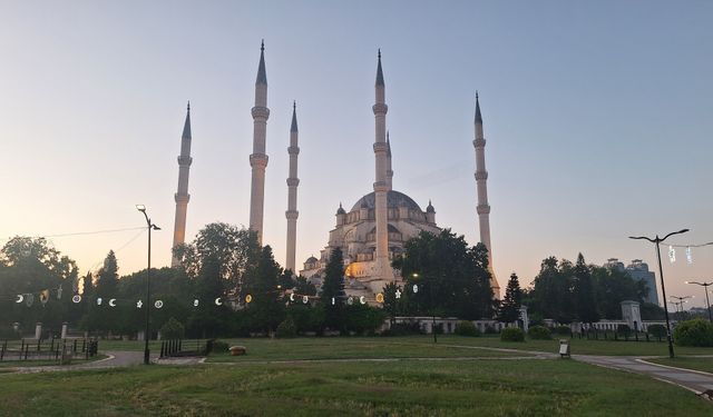 Adana'da camileri dolduran vatandaşlar, bayram namazı için saf tuttu