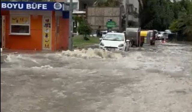 Adana'da sağanak; yollar göle döndü