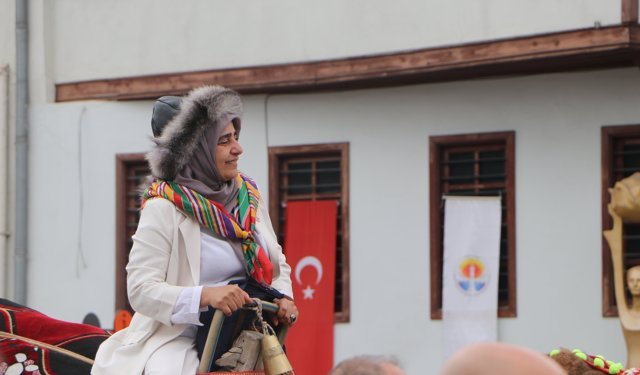 Adana'da Yörüklerden tarihi Taşköprü'de develi göç yürüyüşü