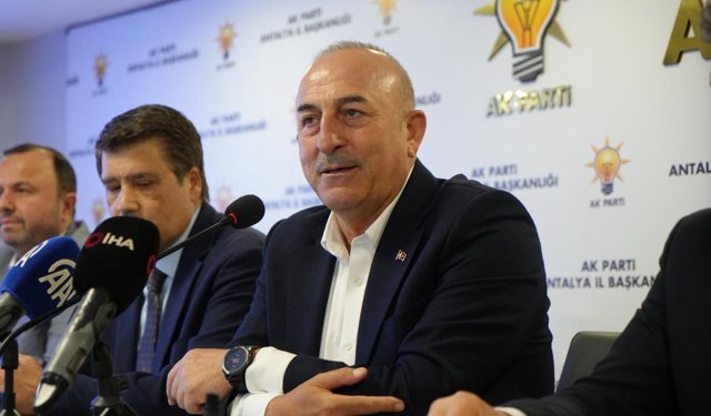 AK Parti'ye geçen 5 meclis üyesine rozetleri takıldı