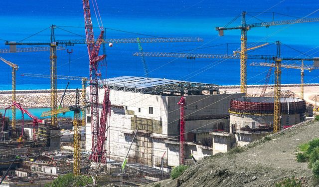 Akkuyu NGS'nin 3'üncü Güç Ünitesinin makine dairesine ana köprülü vinç yerleştirildi