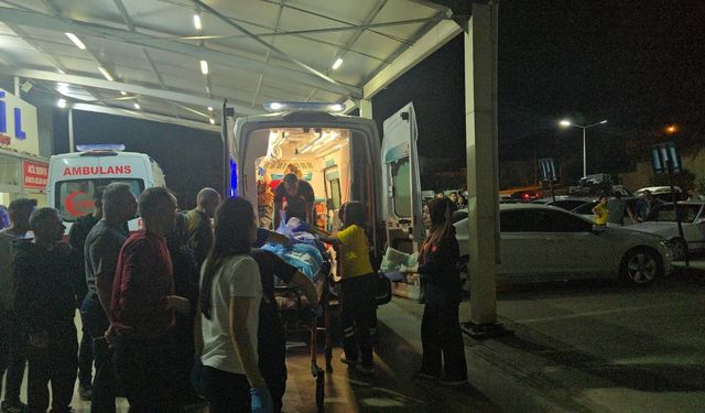 Alkollü sürücünün kullandığı otomobil ile motosiklet çarpıştı; kaza kamerada