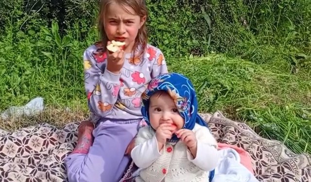 Annesi ile minik Gökçe'nin köy yaşamı, sanal medyada ilgi odağı oldu