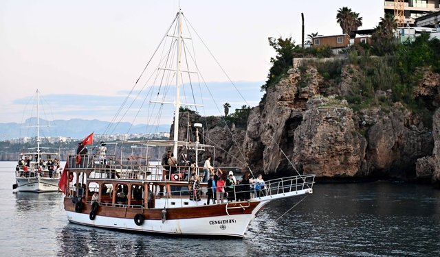 Antalya'da Hıdırellez dilekleri, günün ilk ışıklarıyla suyla buluştu (2)