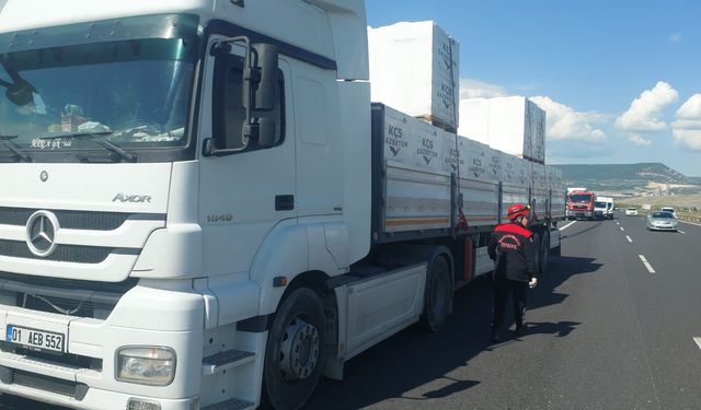 Arızayı gidermek isteyen sürücü ve yanındakilere TIR çarptı: 1 ölü, 2 yaralı