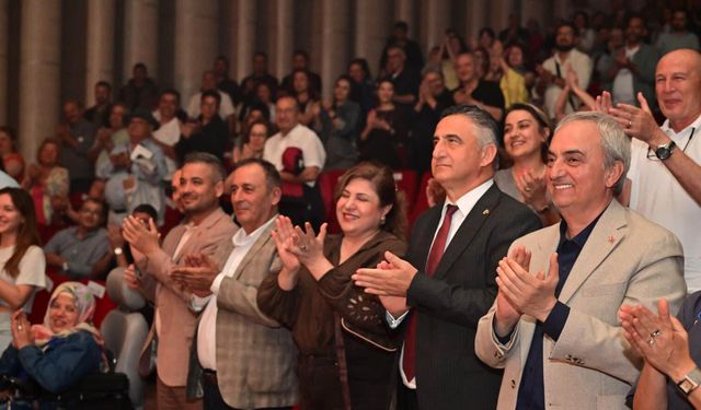 'Bandırma Vapuru' ayakta alkışlandı