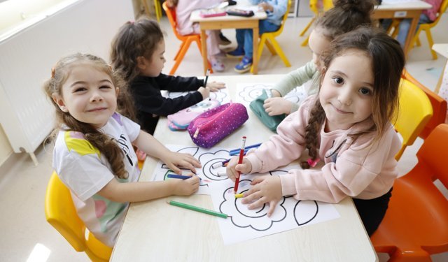 Başkan Vekili Özdemir, çocuklarla kreşte buluştu