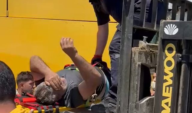 Biçerdöveri yıkarken elektrik akımına kapılıp, yaralandı