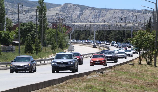 Burdur-Ankara yolunda 'tatil dönüşü' trafiği