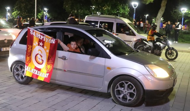 Burdur'da Galatasaraylılar şampiyonluğu meydanda kutladı