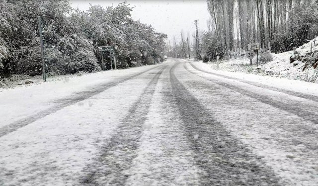 Burdur'un yükseklerinde kar etkili oldu