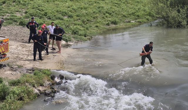 Çayın ortasında kalan kamyondaki 2 kişi, kurtarıldı
