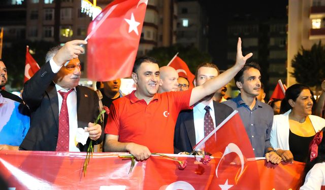 Çukurova'da 19 Mayıs coşkusu meşale yürüyüşü ve Simge konseri