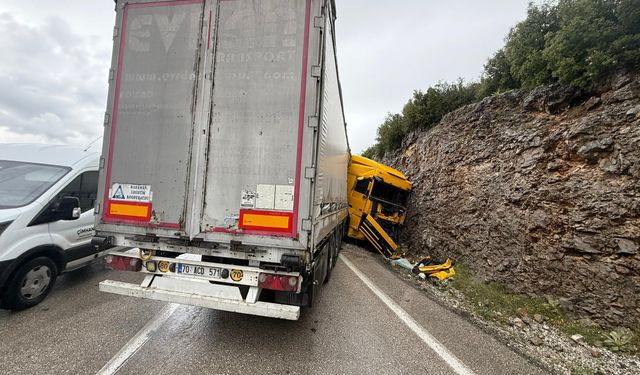 Dağa çarpan TIR'ın sürücüsü yaralandı