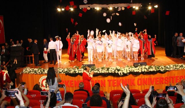 Denizci adaylarının mezuniyet sevinci