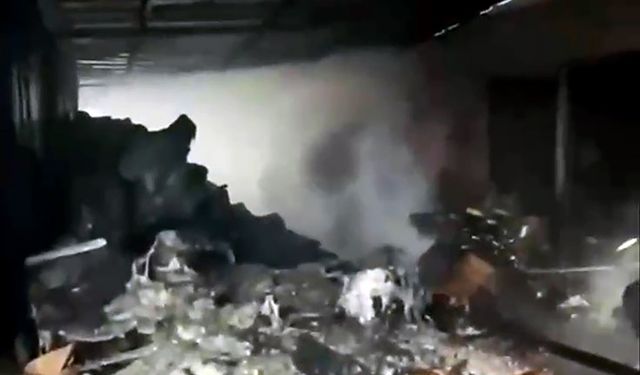 Depoda çıkan yangına müdahale anı kamerada