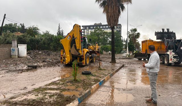 Doğu Akdeniz'de sağanak; caddeleri su bastı (3)