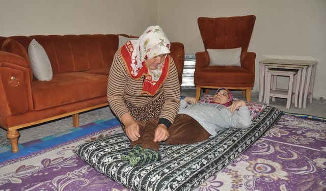 Engelli kızına 36 yıldır bebek gibi bakıyor
