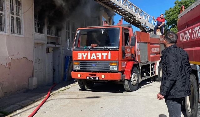 Evde çıkan yangından, pencereye uzatılan merdivenle kurtarıldılar