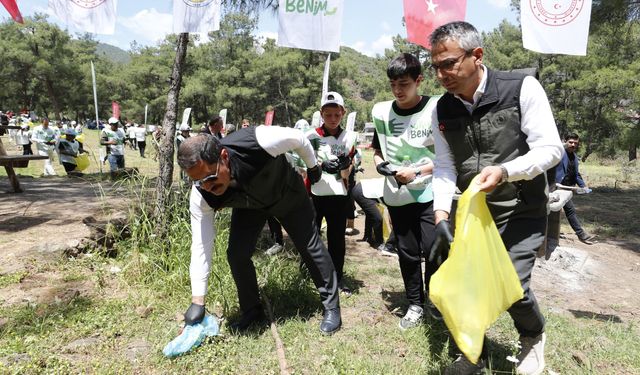 Hatay Valisi Masatlı, gençlerle birlikte ormanda çevre temizliği yaptı
