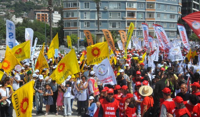 Hatay'da 1 Mayıs yürüyüşle kutlandı; bazı inşaat işçileri çalıştı