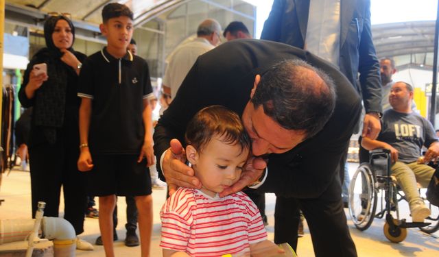 Hatay'da bayram alışverişi için vatandaşlar prefabrik olarak kurulan Uzun Çarşı'ya akın etti