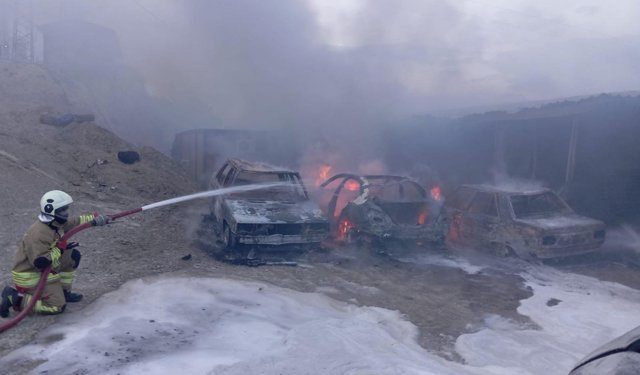 Hatay'da şantiyede yangın; konteynerler ile 8 araç zarar gördü
