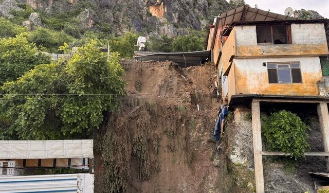 Hatay'da selde kaybolan 2 kişi aranıyor