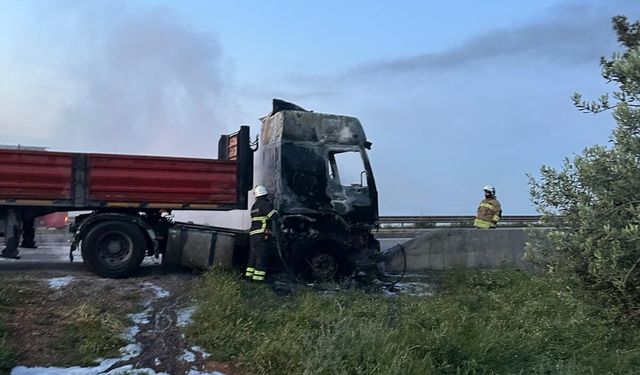 Hatay'da TIR yandı
