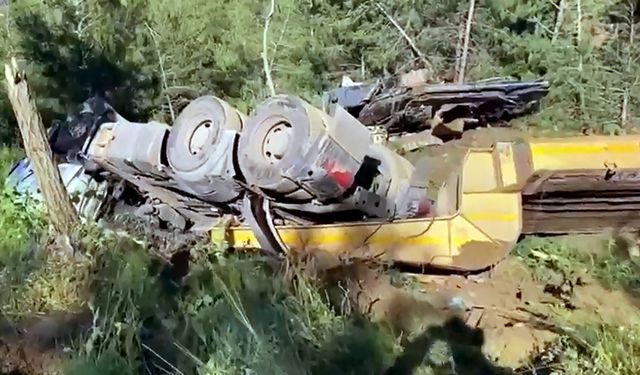 Heyelandan ulaşıma kapanan yolu açan iş makinesi uçuruma devrildi: 1 yaralı